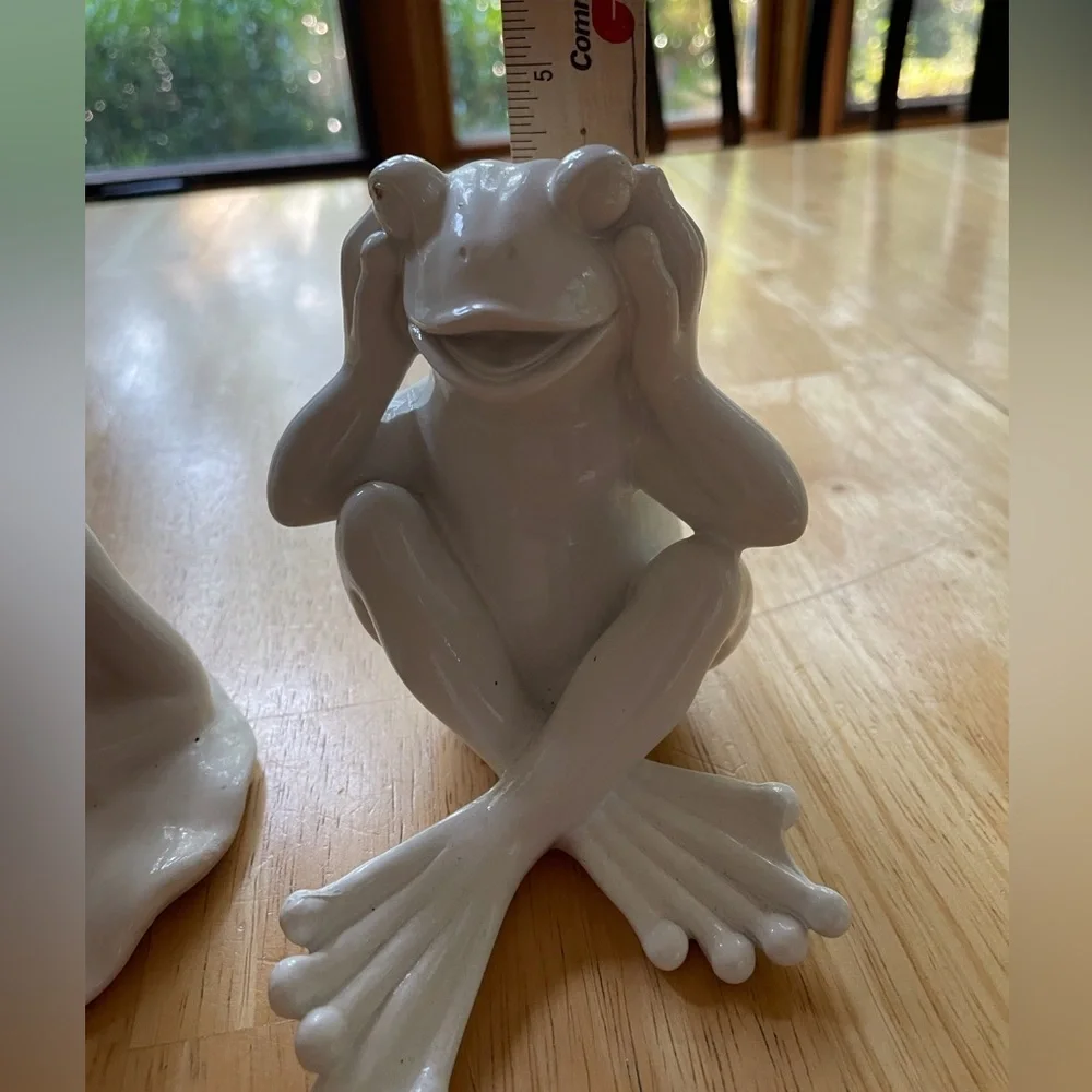 Three resin frog figurines two white similar, third frog legs up different cream - Picture 13 of 15